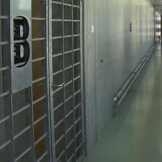 Prévention du suicide en prison en Valais, un audit recommande plus d'empathie avec les détenus et moins de temps en cellule