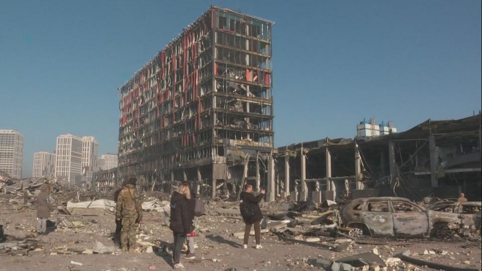 Les dégâts au lendemain du bombardement d'un centre commercial à Kiev. [AFP]