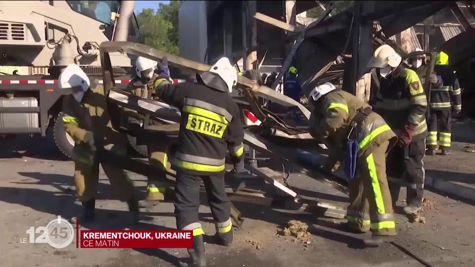 La ville ukrainienne de Krementchouk se réveille avec les secouristes s'acharnant à retrouver les derniers disparus