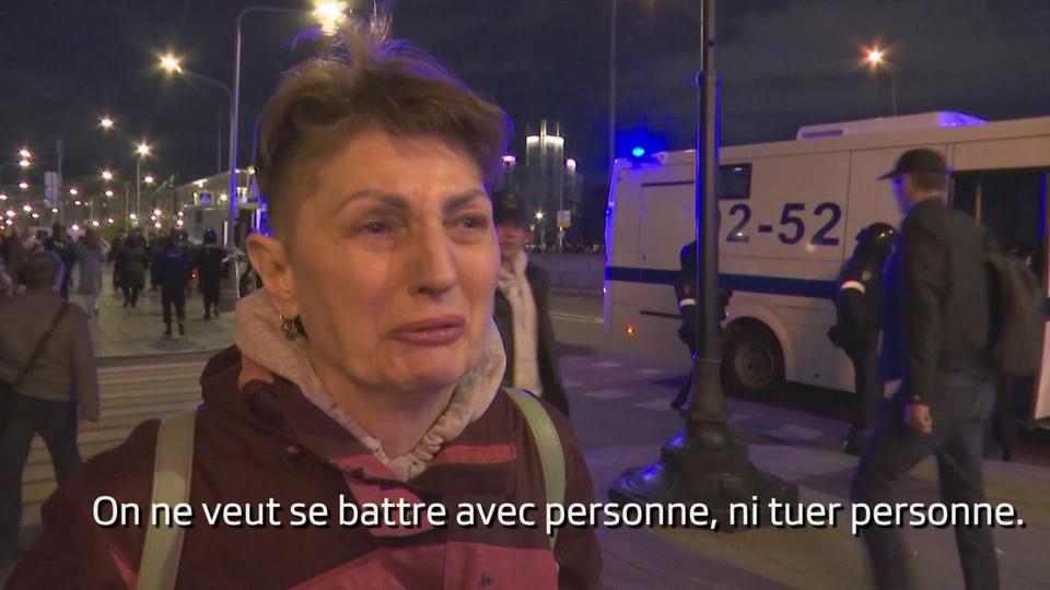 Des Russes dans la rue, inquiets pour leurs proches