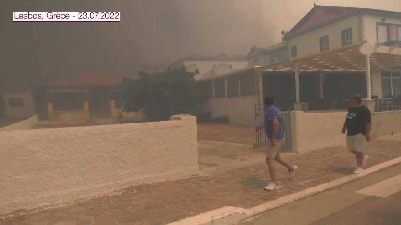 Des incendies forcent les habitants et les touristes à évacuer à Lesbos