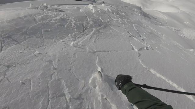 L'avalanche se déclenche sous les skis des frères Forrest et Lake Schorderet. Saint-Luc, le 20 mars 2021. [Forrest et Lake Schorderet]