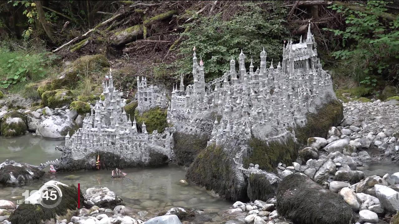 Un jeune artiste vaudois a érigé un château d'argile au bord de la rivère Toleure. Féérique et poétique.