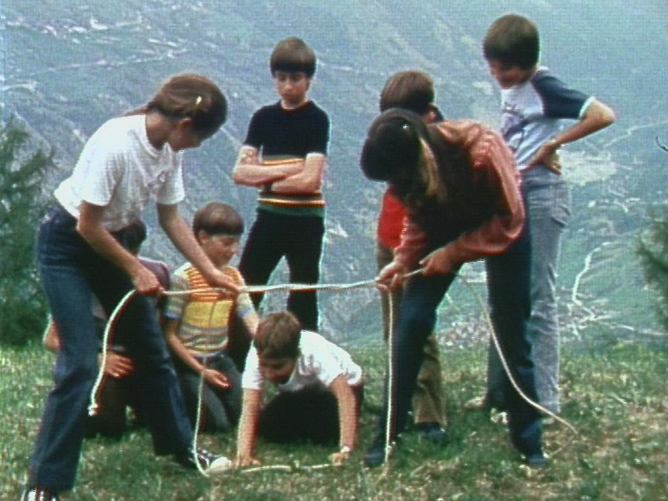 Les jeux d'enfants : poursuivre, sauter, lancer