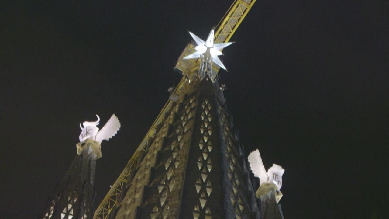 La Sagrada Familia de Barcelone illumine deux nouvelles tours