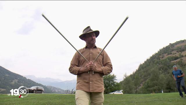 Avec la canicule, les sourciers sont débordés. Reportage en Valais.