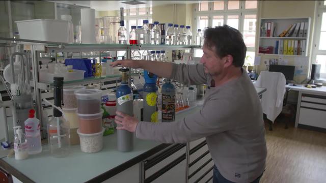 Yves Parrat, chef de l'unité de contrôle de la sécurité chimique et biologique au Laboratoire bâlois. [RTS]