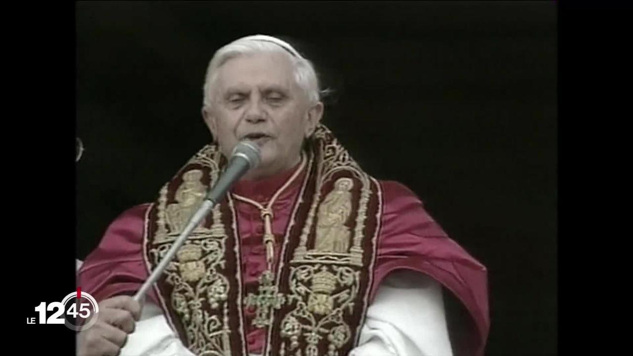 Considéré comme un érudit, spécialiste des rouages du Vatican, Benoît XVI s'est éteint samedi à l'âge de 95 ans. Hommages.
