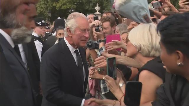 Le roi Charles III accueilli par des milliers de personnes au palais de Buckingham