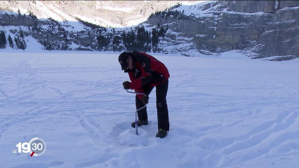 Du poisson sous la glace: Pêche à la ligne sur les lacs de gelés de montagne