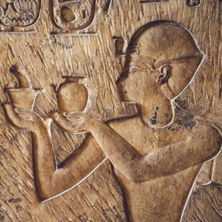 Pharaon faisant des offrandes à Osiris sur une surface de pierre au Musée égyptien du Caire [Depositphotos - Wirestock]