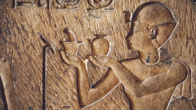Pharaon faisant des offrandes à Osiris sur une surface de pierre au Musée égyptien du Caire [Depositphotos - Wirestock]