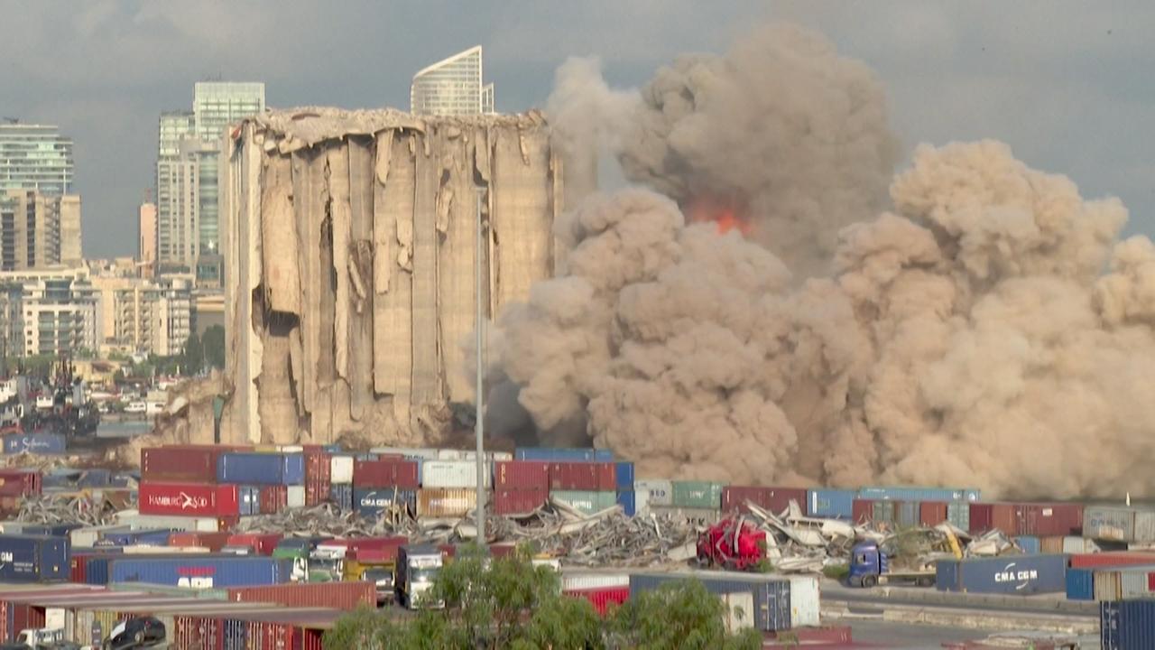 Une nouvelle partie des silos à grains endommagés par l'explosion ayant ravagé le port de Beyrouth en 2020 s'effondre
