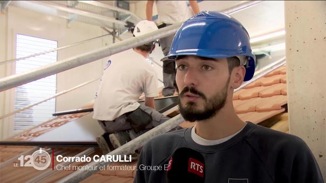 La Suisse manque de monteurs électriciens pour installer les panneaux solaires. Une nouvelle formation démarre à Neuchâtel.