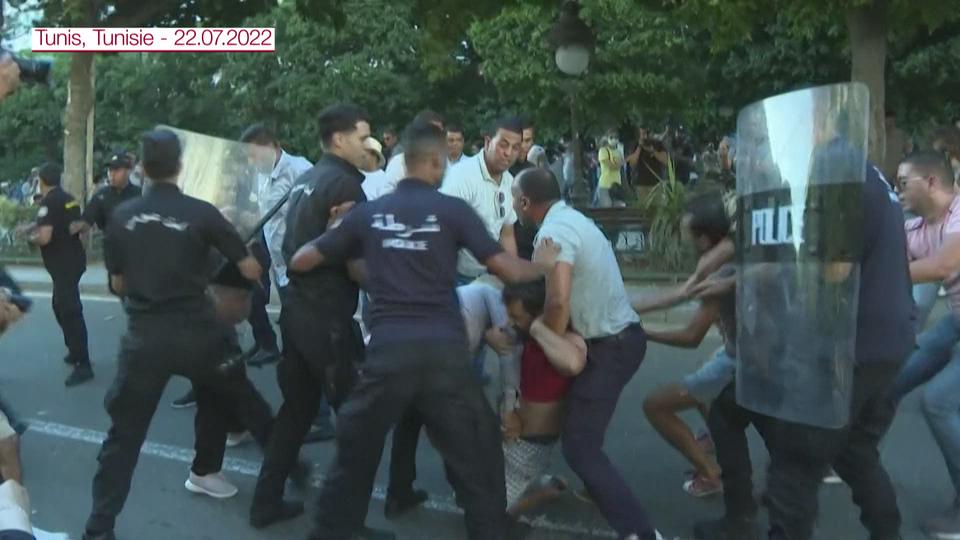 Images d'arrestations musclées pendant une manifestation en Tunisie