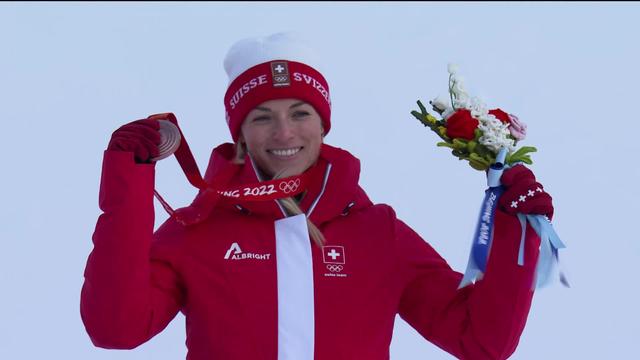 Géant dames: Lara Gut-Behrami (SUI) reçoit sa médaille de bronze!