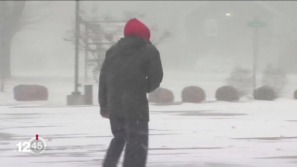 Aux Etats-Unis, une tempête glaciale provoque des records de froid et perturbe fortement le trafic.