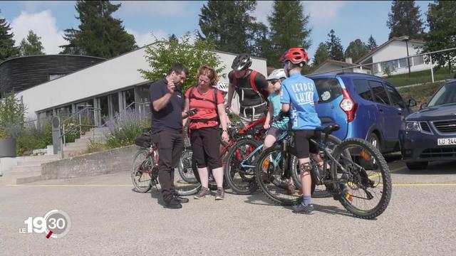 L'inflation a forcé beaucoup de Suisses à rester au pays durant les vacances. Une famille saint-galloise a choisi de s'installer dans le Jura pendant deux semaines.