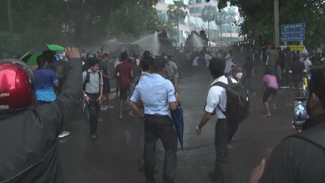 Au Sri Lanka, la police disperse des étudiants tentant d¿attaquer la présidence