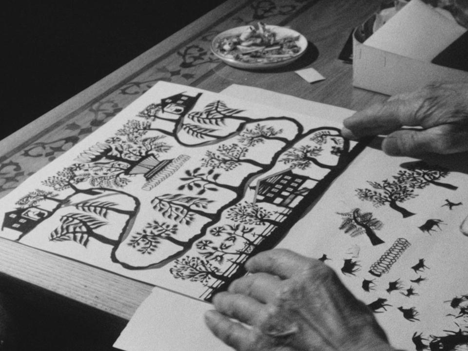 Un reportage sur l'art du découpage sur papier en 1962. [RTS]