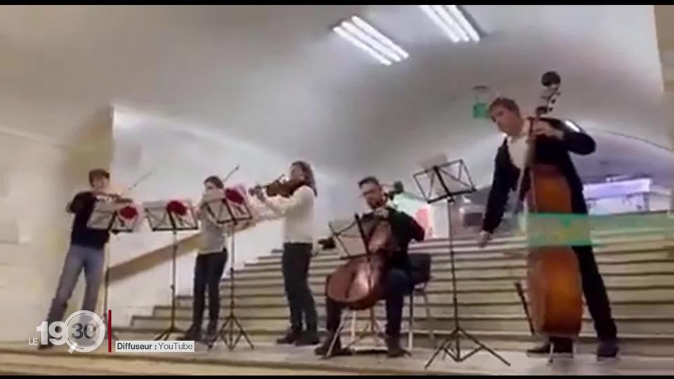 De jeunes musiciens improvisent un concert dans le métro pour apporter un peu de réconfort à la population ukrainienne