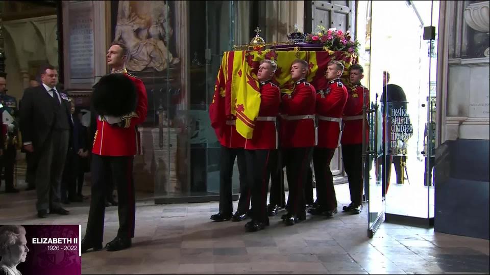 L'entrée du cercueil dans l'abbaye de Westminster