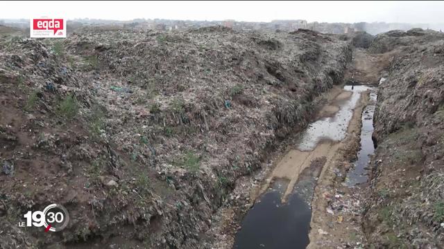 La Suisse exporte des tonnes de vêtements de seconde main à l'étranger. Un cadeau parfois empoisonné. Reportage au Kenya.