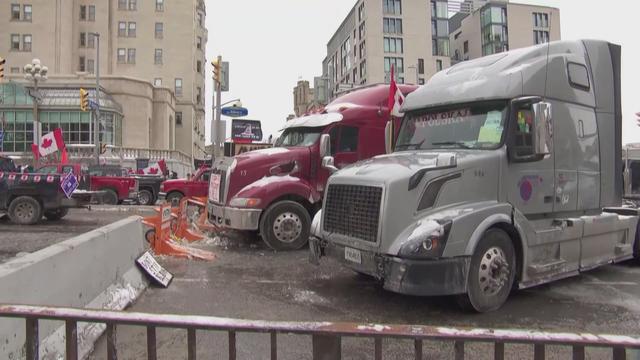 Entre 400 et 500 camions bloquaient toujours le centre-ville d'Ottawa