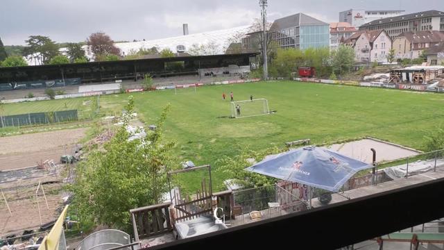 Dans l’ancien stade biennois de la Gurzelen, la vie alternative fleurit avant la construction d’un nouveau quartier