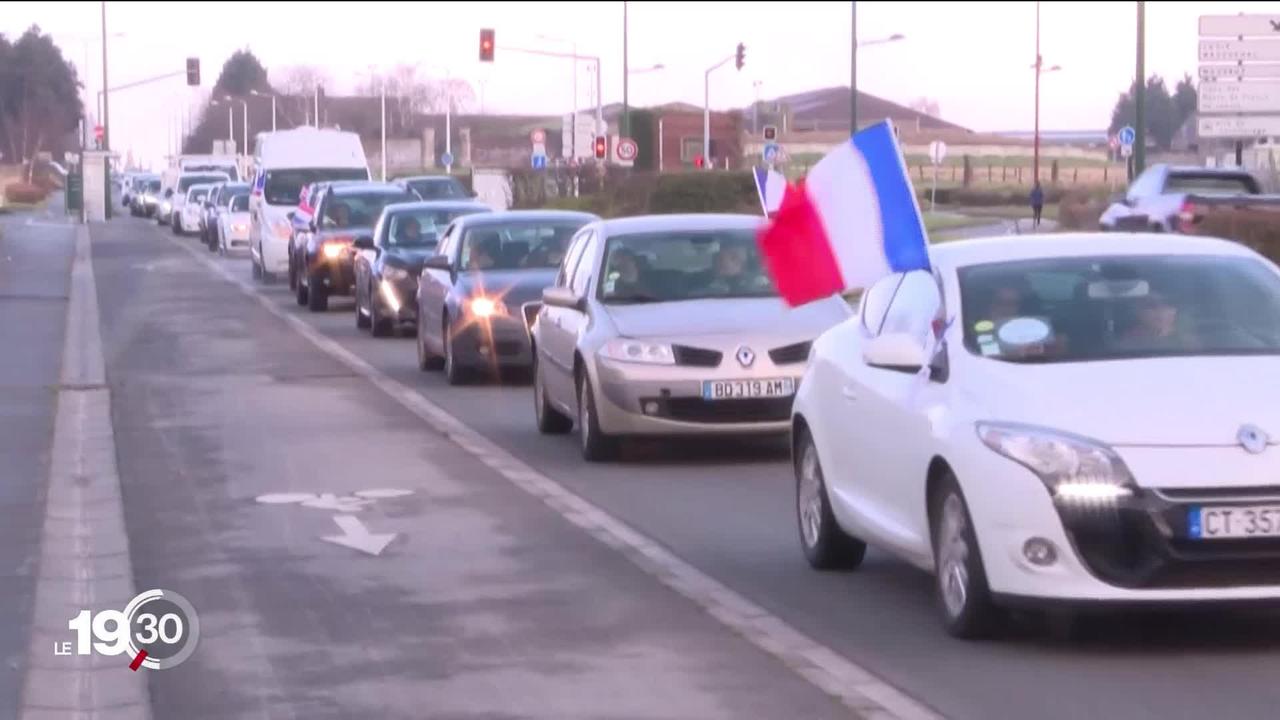 En France, les convois anti-pass et anti-Macron tentent de se rapprocher de Paris, malgré l’interdiction