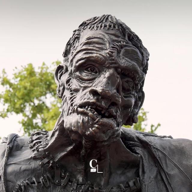 La statue de Frankenstein, né à Genève sous la plume de Mary Shelley, a trouvé sa place au centre-ville. [RTS]