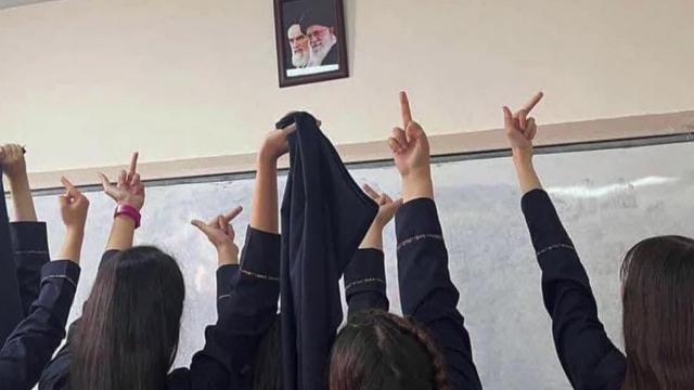 En Iran la vague de contestation gagne maintenant les écoles