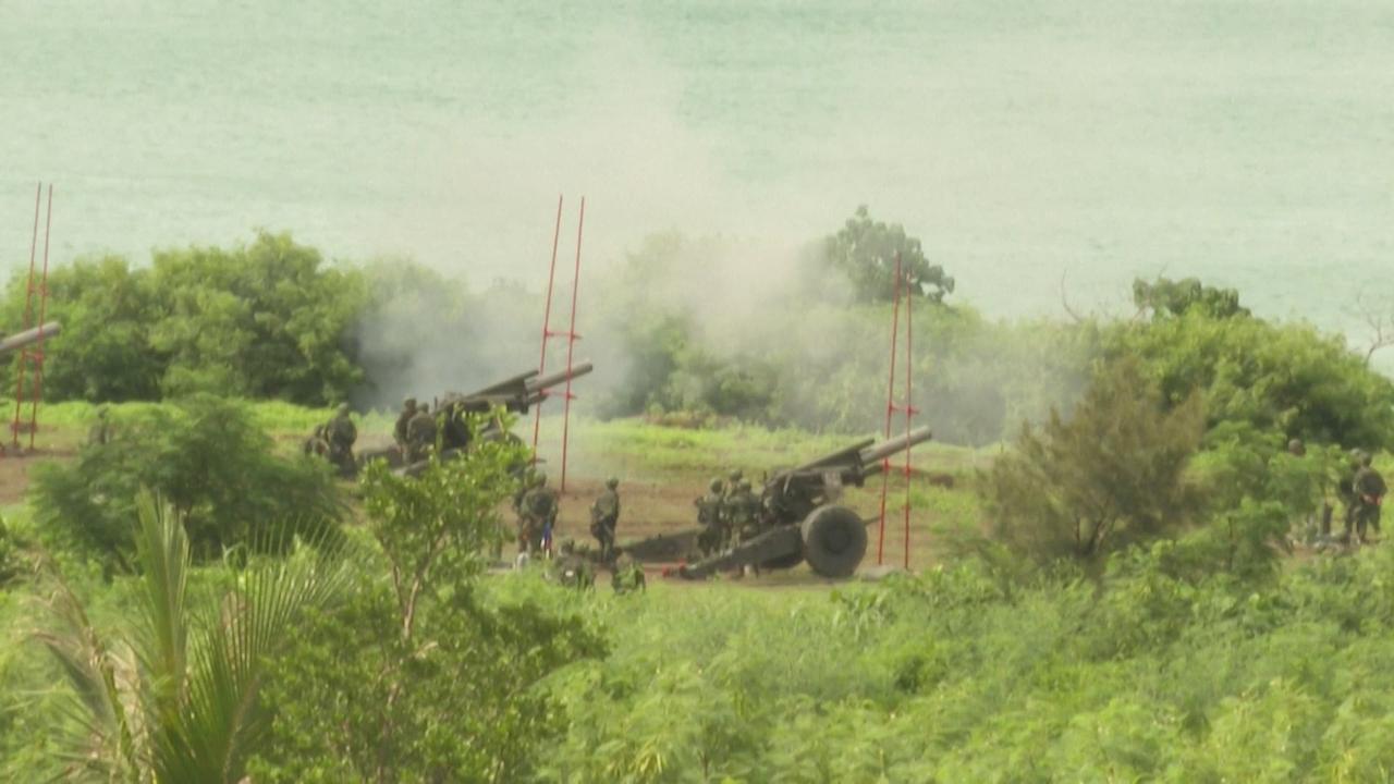 L'armée de Taïwan mène un exercice d'artillerie à balles réelles