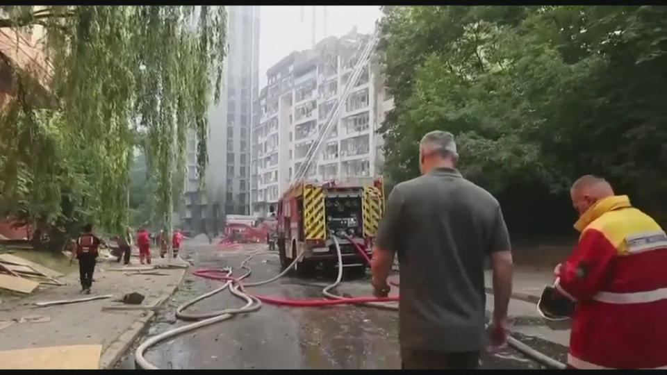 Le maire de Kiev Vitaliy Klitschko inspecte les dégâts après une frappe russe