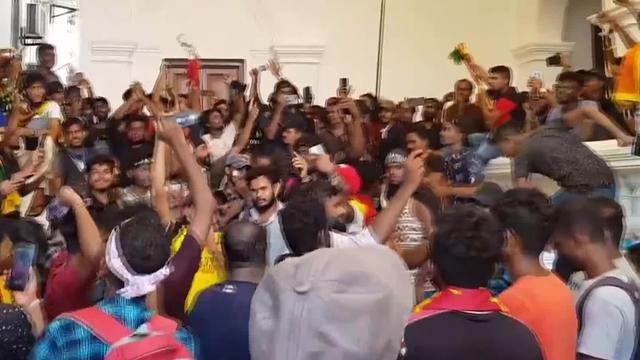 Sri Lanka : des milliers de manifestants ont pénétré mercredi dans les locaux de la télévision, avant de prendre d'assaut les bureaux du Premier ministre.