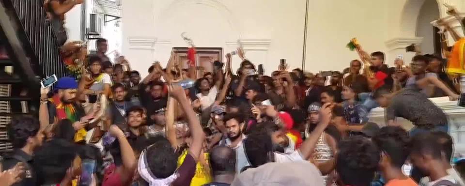 Sri Lanka : des milliers de manifestants ont pénétré mercredi dans les locaux de la télévision, avant de prendre d'assaut les bureaux du Premier ministre.