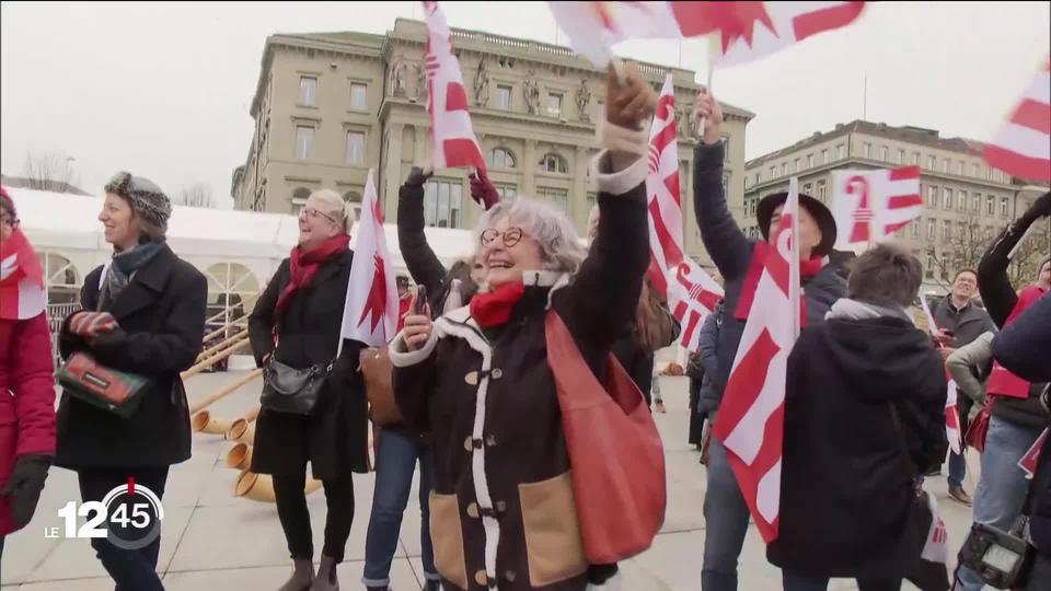 De nombreux supporters jurassiens d'Elisabeth Baume Schneider était réunis sur la place fédérale.