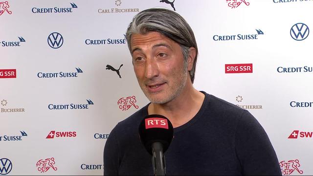 Gr. 2, Suisse - Portugal (1-0): Murat Yakin, sélectionneur de l'équipe de Suisse, heureux lors de son interview avec la RTS