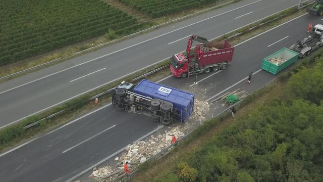 Un camion renversé bloque l'autoroute A9 entre Vevey et Montreux