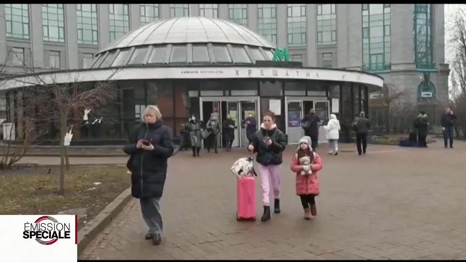 La situation à Kiev où des habitants tentent de fuir la ville