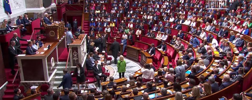 La seizième législature de la Ve République a débuté mardi à l'Assemblée nationale sans majorité absolue