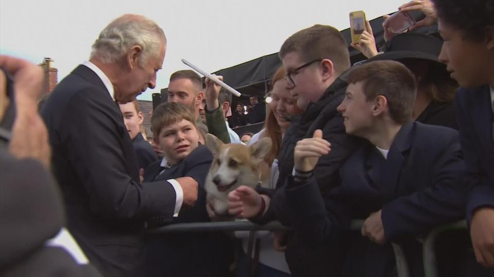 Le roi Charles III salue la foule à son arrivée en Irlande du Nord