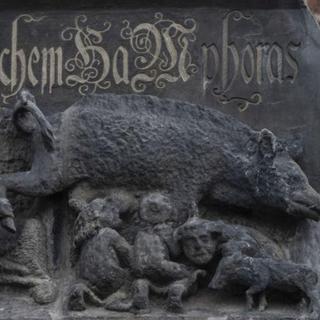 La sculpture de la "Truie des Juifs" est représentée sur la façade de l'église de la ville de Wittenberg, en Allemagne. [AP Photo - KEYSTONE - Jens Meyer]