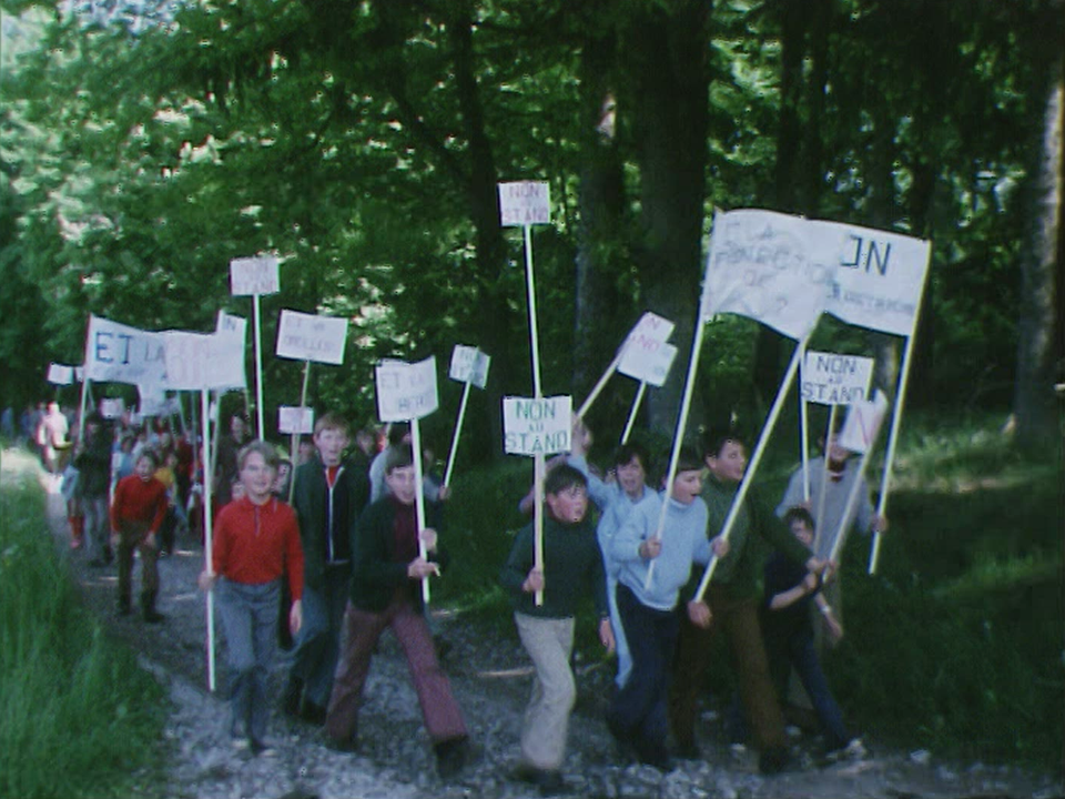 Manifestation contre un stand de tir à Courtanay [RTS]