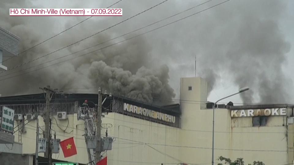 Les pompiers à pied d'œuvre pour éteindre un incendie dans un karaoké au Vietnam