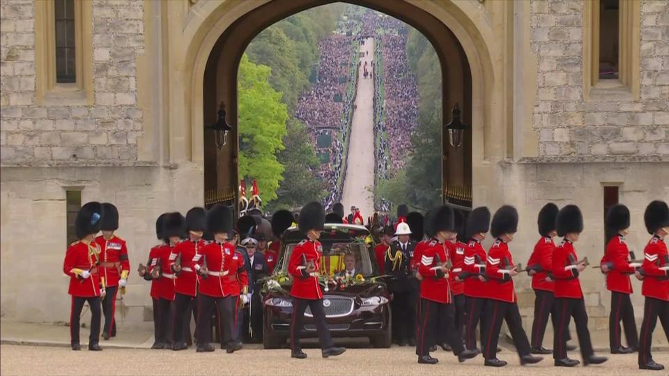 Le cortège funèbre remonte le Long Walk vers le château de Windsor