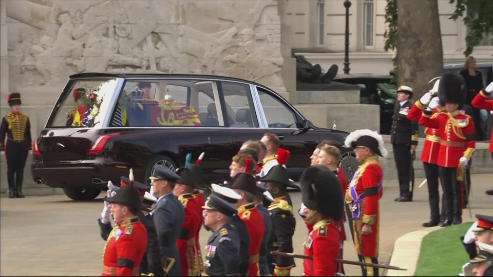 Le corbillard transportant la reine jusqu'au château de Windsor s'est mis en route