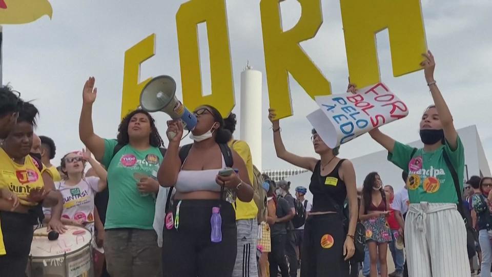 Des manifestants, pour la plupart des étudiants, défilent à Brasília pour "défendre la démocratie"