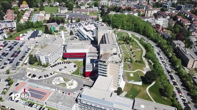 L'hôpital fribourgeois prévoit une perte de près de 16 millions de francs. Il devra supprimer une soixantaine de postes