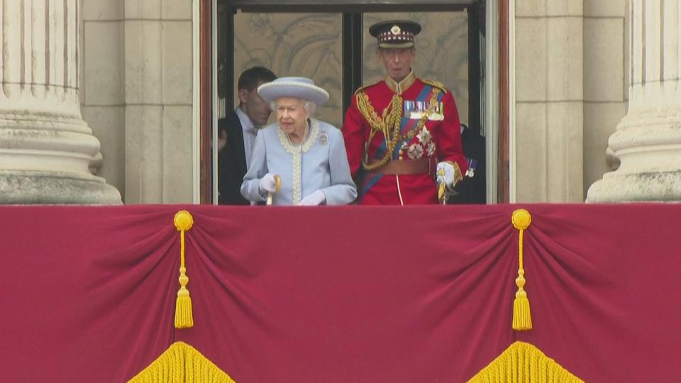 La reine apparaît au balcon